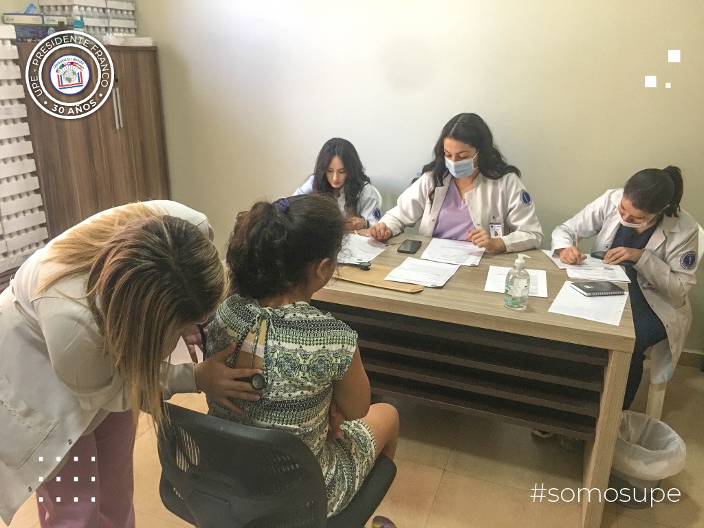 Inspección médica a niños del hogar Santa Elena de CDE